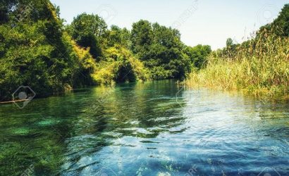 94456646-ohrid-makedonien-saint-naum-källor-svart-drin-floden-nära-ohrid-sjön-ohrid-makedonien-