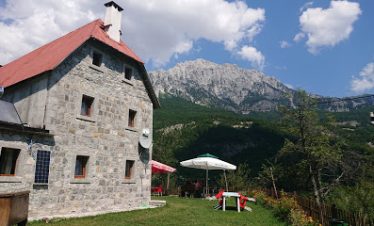 Empaque Raf y recorra el sendero Via Dinarica a través de Albania, Kosovo y Montengro 40 casa de huéspedes molla
