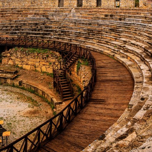 Wanneer u in Ohrid bent, kunt u het oude gedeelte van de stad bezoeken en genieten van de 19e-eeuwse architectuur. Hier kunt u gratis verschillende historische plaatsen bezoeken en meer te weten komen over de geschiedenis van de stad. Je kunt ook een geweldige gratis uitvoering en het oude theater bijwonen!