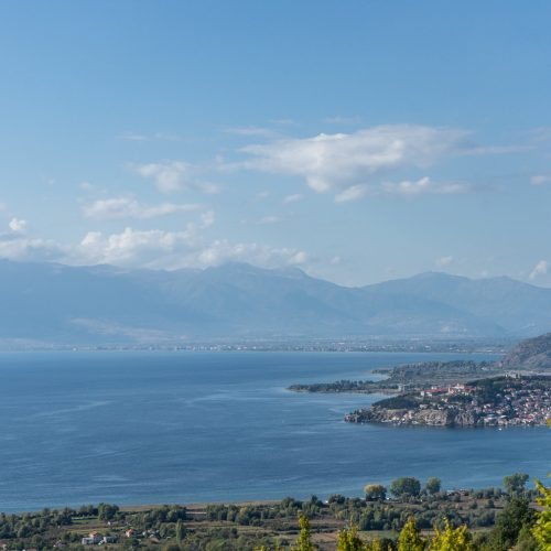 Teniendo en cuenta que Ohrid es patrimonio de la UNESCO por sus valores patrimoniales únicos (naturales y culturales), vale la pena visitar su lago natural, el lago más largo y profundo de Europa. Durante el verano, siempre puedes ir a la playa, darte un baño y disfrutar de los hermosos atardeceres.