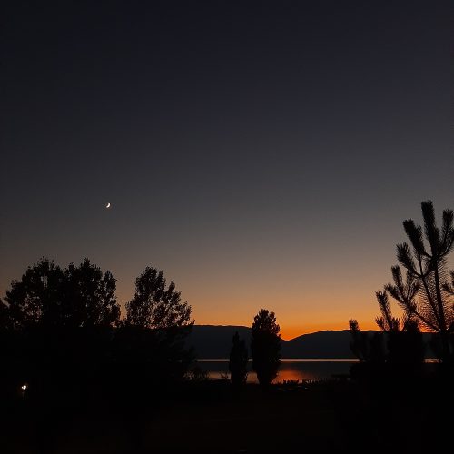 À Prespa, profitez d'un magnifique coucher de soleil au bord du lac Prespa !