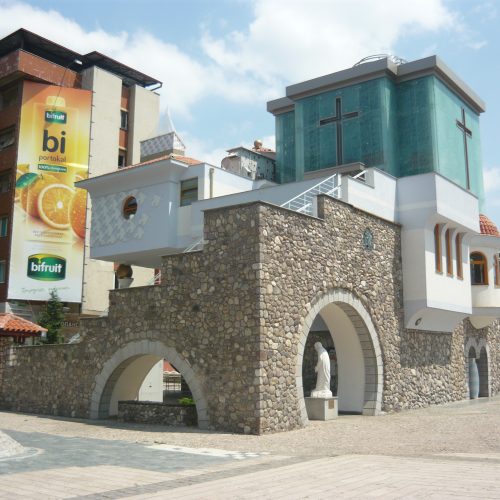 Кога сте во Скопје, можете да ја посетите НУ Спомен-куќата на Мајка Тереза која има бесплатен влез. Најдете повеќе информации на: http://memorialhouseofmotherteresa.com/en/