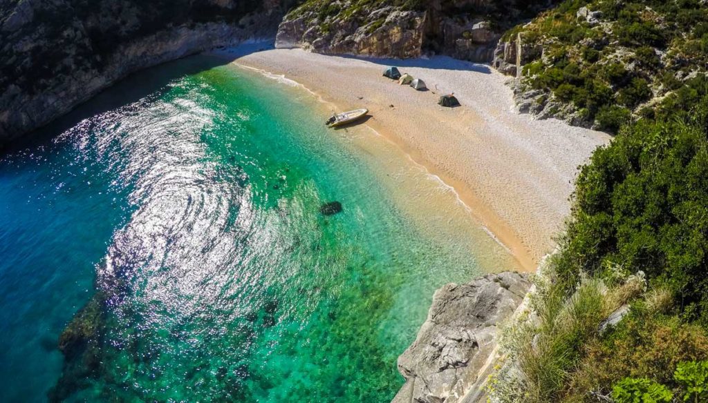                     Grama Bay, poloostrov Karaburun, Albánie